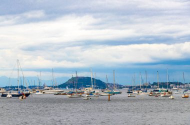Rio de Janeiro Eyaleti Rio de Janeiro Brezilya 17. Ekim 2020, Urca Köyü sahil ve sahil geçidi. Rio de Janeiro Brezilya 'da rıhtım iskelesi yatları ve tekneleri var..