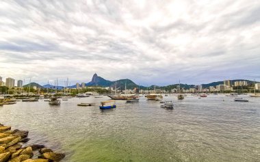 Rio de Janeiro Eyaleti Rio de Janeiro Brezilya 17. Ekim 2020, Urca Köyü sahil ve sahil geçidi. Rio de Janeiro Brezilya 'da rıhtım iskelesi yatları ve tekneleri var..