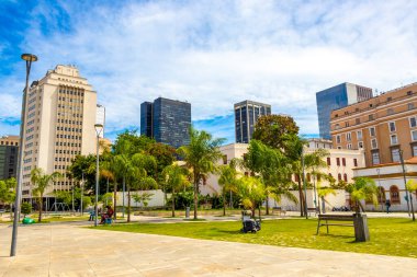 Rio de Janeiro Eyaleti Rio de Janeiro Brezilya 11. Aralık 2020 Şehir Centro Sokak Yolu Şehir Merkezi ve Skyline Panorama Gökdelenler Binası Arabalar ve Brezilya 'daki İnsanlar.