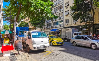 Rio de Janeiro Eyaleti Rio de Janeiro Brezilya 23. Ekim 2020 Copacabana ve Leme City Şehir Merkezi Sokak Yolları Skyline Panorama Gökdelen Binaları Arabalı İnsanlar.