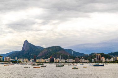 Rio de Janeiro Eyaleti Rio de Janeiro Brezilya 17. Ekim 2020, Urca Köyü sahil ve sahil geçidi. Rio de Janeiro Brezilya 'da rıhtım iskelesi yatları ve tekneleri var..