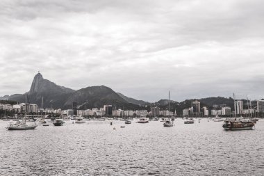 Rio de Janeiro Eyaleti Rio de Janeiro Brezilya 17. Ekim 2020, Urca Köyü sahil ve sahil geçidi. Rio de Janeiro Brezilya 'da rıhtım iskelesi yatları ve tekneleri var..