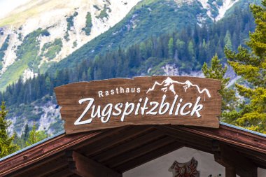 Reutte Tyrol Avusturya 01. Haziran 2025 'te Zugspitze' deki Rasthaus Zugspitzblick restoranında orman kayaları ve dağlarla çevrili Alpler Biberwier Reutte Tyrol Avusturya.