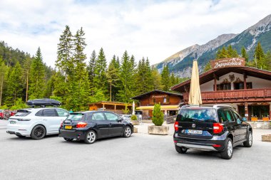 Reutte Tyrol Avusturya 01. Haziran 2025 park yeri ve Almanların en büyük dağ manzarası Zugspitze dağlarının dağlık tepeleri ve dağları Alpler Biberwier Avusturya 'da..