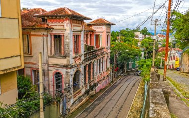 Rio de Janeiro Eyaleti Rio de Janeiro Brezilya 10. Aralık 2020 Santa Teresa Şehir Merkezi Sokak Yolu ve Turizm Binaları Arabaları ve Brezilya 'daki İnsanlar Panorama.