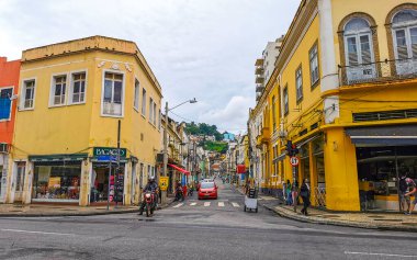 Rio de Janeiro Eyaleti Rio de Janeiro Brezilya 10. Aralık 2020 Santa Teresa Şehir Merkezi Sokak Yolu ve Turizm Binaları Arabaları ve Brezilya 'daki İnsanlar Panorama.