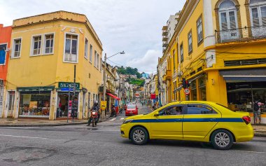 Rio de Janeiro Eyaleti Rio de Janeiro Brezilya 10. Aralık 2020 Santa Teresa Şehir Merkezi Sokak Yolu ve Turizm Binaları Arabaları ve Brezilya 'daki İnsanlar Panorama.