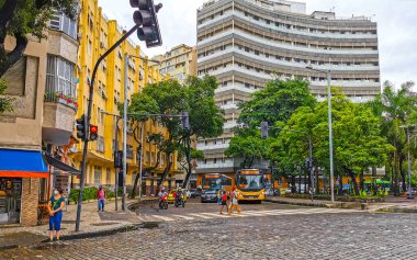 Rio de Janeiro Eyaleti Rio de Janeiro Brezilya 10. Aralık 2020 Santa Teresa Şehir Merkezi Sokak Yolu ve Turizm Binaları Arabaları ve Brezilya 'daki İnsanlar Panorama.