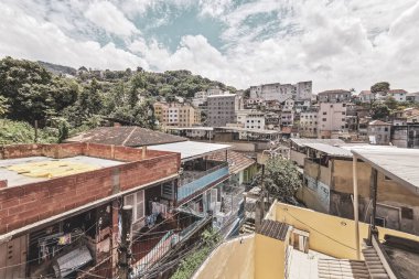 Rio de Janeiro Eyaleti Rio de Janeiro Brezilya 08. Aralık 2020 Şehir Şehri ve Eski Ev Binaları Dağı ve Brezilya 'da Mavi Bulutlu Gökyüzü ile Skyline Panorama.