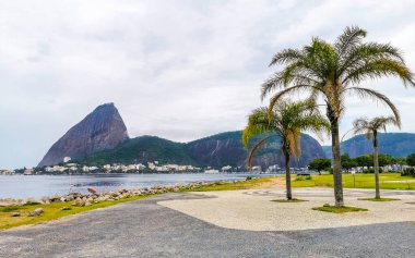 Rio de Janeiro Eyaleti Rio de Janeiro Brezilya 07. Aralık 2020 Botafogo Flamengo kıyı şeridi ve sahil yolu kaldırım barları restoranları ve Rio de Janeiro Brezilya 'daki insanlarla dolu..