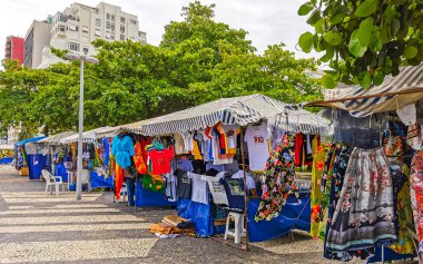 Rio de Janeiro Eyaleti Rio de Janeiro Brezilya 11. Ekim 2020 Copacabana ve Leme City Şehir Merkezi Sokak Yolları Skyline Panorama Gökdelen Binaları Arabalı İnsanlar.