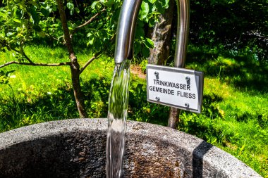 Fliess Landeck Tyrol Avusturya 30. Mayıs 2025 Su Kaynağı Alplerdeki ormanda içme suyu ile birlikte Alpsiz Landeck Tyrol Avusturya.