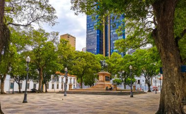 Rio de Janeiro Eyaleti Rio de Janeiro Brezilya 08. Aralık 2020 Şehir Merkezi Sokak Caddeleri Cityscape ve Skyline Panorama Gökdelenler Binalar Arabalar ve Brezilya 'daki İnsanlar.