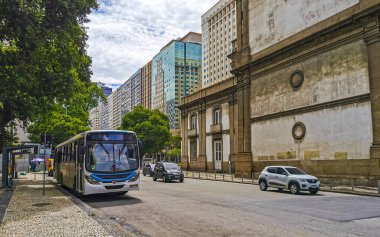 Rio de Janeiro Eyaleti Rio de Janeiro Brezilya 08. Aralık 2020 Şehir Merkezi Sokak Caddeleri Cityscape ve Skyline Panorama Gökdelenler Binalar Arabalar ve Brezilya 'daki İnsanlar.