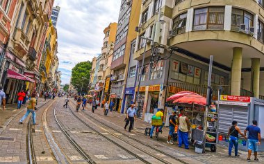 Rio de Janeiro Eyaleti Rio de Janeiro Brezilya 08. Aralık 2020 Şehir Merkezi Sokak Caddeleri Cityscape ve Skyline Panorama Gökdelenler Binalar Arabalar ve Brezilya 'daki İnsanlar.