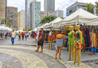 Rio de Janeiro Eyaleti Rio de Janeiro Brezilya 08. Aralık 2020 Şehir Merkezi Sokak Caddeleri Cityscape ve Skyline Panorama Gökdelenler Binalar Arabalar ve Brezilya 'daki İnsanlar.