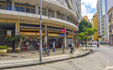 Rio de Janeiro Eyaleti Rio de Janeiro Brezilya 08. Aralık 2020 Santa Teresa Şehir Merkezi Sokak Yolu ve Turizm Binaları Arabaları ve Brezilya 'daki İnsanlar Panorama.