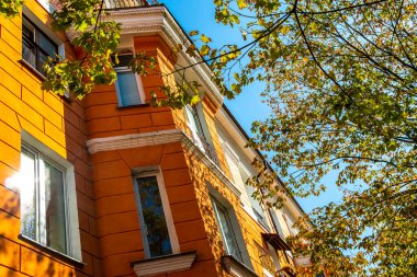 Brest Brest Bölgesi Belarus 23. Eylül 2020 Renkli yüksek binalar gökdelen gökdelenler Leninskiy Rayon Brest Bölgesi Belarus yerleşim bölgesinde.