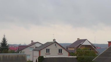 Brest Brest Bölgesi Belarus 27. Eylül 2020 Leninskiy Rayon Brest Bölgesi 'nde ahşap kulübeleri ve tuğlalı evleri olan tipik renkli köy sokakları ve yolları.