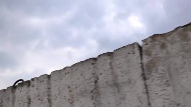 Leninskiy Rayon Brest İlçe Brest Bölgesi Belarus 'ta yanmış bir sanayi binasının yıkılmış duvarları arasında yürüyorum..