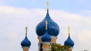 Brest Brest Bölgesi Belarus 26. Eylül 2020 Leninskiy Rayon Brest Bölgesi 'ndeki ünlü Aziz Nicholas kilisesi katedrali üzerinde mavi soğan kubbesi ve sarı altın haç..