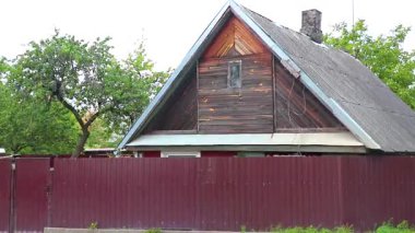 Brest Brest Bölgesi Belarus 26. Eylül 2020 Leninskiy Rayon Brest Bölgesi 'nde kahverengi ahşap kulübeleri ve tuğlalı evleri olan Tipik renkli köy sokakları ve yolları.