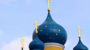 Brest Brest Bölgesi Belarus 26. Eylül 2020 Leninskiy Rayon Brest Bölgesi 'ndeki ünlü Aziz Nicholas kilisesi katedrali üzerinde mavi soğan kubbesi ve sarı altın haç..