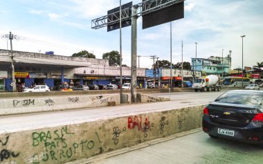 Rio de Janeiro Eyaleti Rio de Janeiro Brezilya 03. Aralık 2020 Şehir Caddeleri Otoyol Kenti ve Skyline Panorama ile Brezilya 'da Gökdelen Binaları Arabalar ve Mavi Gökyüzü.