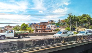 Rio de Janeiro Eyaleti Rio de Janeiro Brezilya 03. Aralık 2020 Şehir Caddeleri Otoyol Kenti ve Skyline Panorama ile Brezilya 'da Gökdelen Binaları Arabalar ve Mavi Gökyüzü.