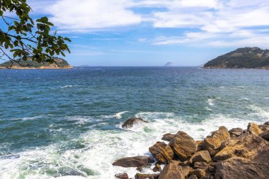 Rio de Janeiro Eyaleti Rio de Janeiro Brezilya 'da, Urca Red Beach Tropikal Cenneti Mavi Turkuaz Su Dalgaları Palmiye Ağaçları Kayalık Tepeler Kayalık Tepeler Sahil Kumu ve Beyaz Sahil Kumu.