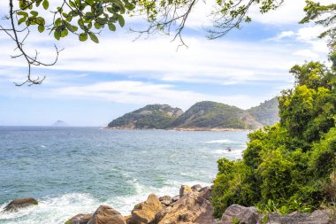 Rio de Janeiro Eyaleti Rio de Janeiro Brezilya 'da, Urca Red Beach Tropikal Cenneti Mavi Turkuaz Su Dalgaları Palmiye Ağaçları Kayalık Tepeler Kayalık Tepeler Sahil Kumu ve Beyaz Sahil Kumu.