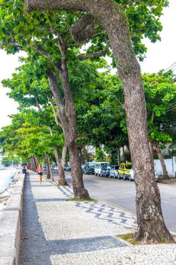 Rio de Janeiro Eyaleti Rio de Janeiro Brezilya 17. Ekim 2020 Urca köyü sahil ve sahil yolu kaldırım barları restoranları ve Rio de Janeiro Brezilya 'daki insanlar.