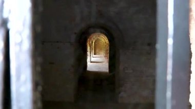 Brest Kalesi 'nin eski koridorundaki koridor Leninskiy Rayon Brest İlçe Brest Bölgesi Belarus' ta duvarlar ve kapılar inşa ediyor..