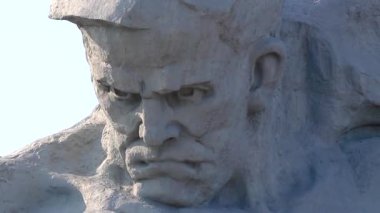 Brest Brest Bölgesi Belarus 23. Eylül 2020 Monumet Muzhestvo büyük gri taş heykel heykeli Leninskiy Rayon Brest Belarus Brest Kalesi 'nde.