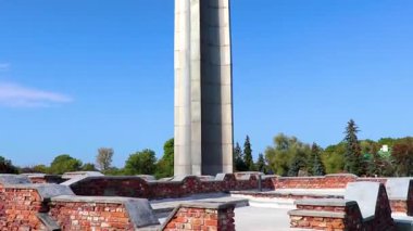 Brest Brest Bölgesi Belarus 23. Eylül 2020 Büyük gri kaya Shtyk Obelisk monumet heykel kulesi Leninskiy Rayon Brest Belarus Brest Kalesi.