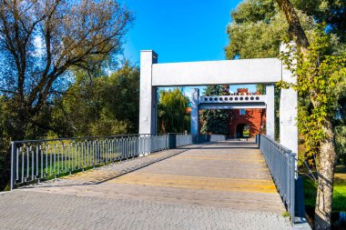 Böcek nehri üzerindeki metal köprü ve Mukhavets nehri doğa ve mavi gökyüzü ile Leninskiy Rayon Baskını Bölgesi Belarus 'taki Brestskaya Krepost Kalesi' nde.