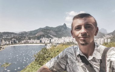 Yakışıklı Gezgin Şeker Somun Dağı Tepesi 'nde poz veriyor Rio de Janeiro Brezilya' nın Urca Köyü 'nde Pao de Acucar Panorama Manzarası.