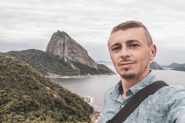 Yakışıklı Gezgin Şeker Somun Dağı Tepesi 'nde poz veriyor Rio de Janeiro Brezilya' nın Urca Köyü 'nde Pao de Acucar Panorama Manzarası.
