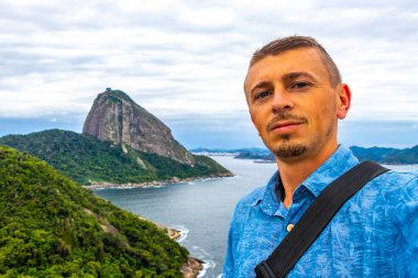 Yakışıklı Gezgin Şeker Somun Dağı Tepesi 'nde poz veriyor Rio de Janeiro Brezilya' nın Urca Köyü 'nde Pao de Acucar Panorama Manzarası.