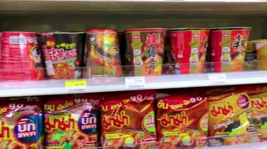 Pattaya Chon Buri Tayland 26 numara. Ekim 2018 Bakkaldan çeşitli hazır çorba çorbaları Pattaya Bang Lamung Amphoe Chon Buri Tayland 'daki 7 Eleven mağazasından..