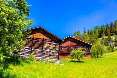 Landeck Tyrol Avusturya 31. Mayıs 2025, Alpler 'de dağlık manzaralı ve mavi gökyüzü olan Sadaka Kulübeleri Tyrol Avusturya.