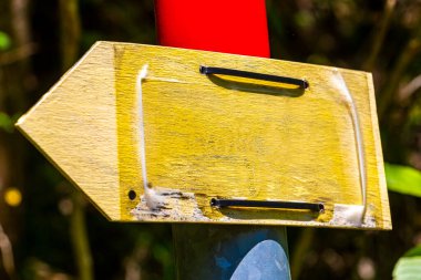 Landeck Tyrol Avusturya 30. Mayıs 2025 Sarı Ok konumu ve yürüyüş işareti yönü Alplerde Uçan Landeck Tyrol Avusturya.