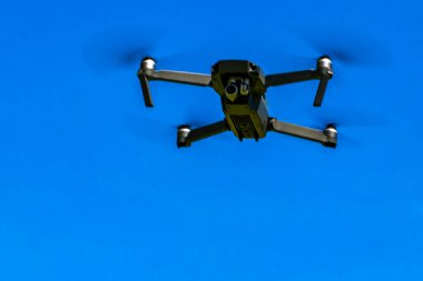 Landeck Tyrol Avusturya 30. Mayıs 2025 İHA Alpler 'de mavi gökyüzü arka plan manzarasıyla havada uçuyor..