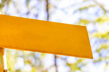 Landeck Tyrol Avusturya 30. Mayıs 2025 Sarı Ok konumu ve yürüyüş işareti yönü Alplerde Uçan Landeck Tyrol Avusturya.