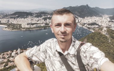 Rio de Janeiro Panorama Manzaralı Yakışıklı Adam Plaj Sahili Sahili Dağları Tropik Orman ve Rio de Janeiro Brezilya 'da Mavi Bulutlu Gökyüzü.