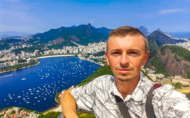 Rio de Janeiro Panorama Manzaralı Yakışıklı Adam Plaj Sahili Sahili Dağları Tropik Orman ve Rio de Janeiro Brezilya 'da Mavi Bulutlu Gökyüzü.