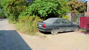 Brest Brest Bölgesi Belarus 2020 Tipik tozlu köy sokakları ve yolları ile Leninskiy Rayon Brest Belarus 'ta ahşap kulübeler ve tuğla evler.