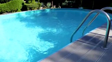 Leninskiy Rayon Brest Belarus bahçesindeki güzel mavi havuz.