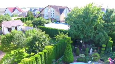 Brest Brest Bölgesi Belarus 2020 Leninskiy Rayon Brest Belarus bahçesinde güzel mavi havuz.