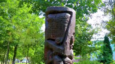 Brest Brest Bölgesi Belarus 20. Eylül 2020 Brest City Park yeşil doğa sanat manzarası ve Leninskiy Rayon Brest Belarus 'ta oyulmuş ahşap heykel heykeli.